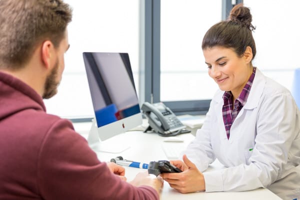 Eine Hautärztin führt eine Untersuchung im Bereich der klassischen Dermatologie durch.